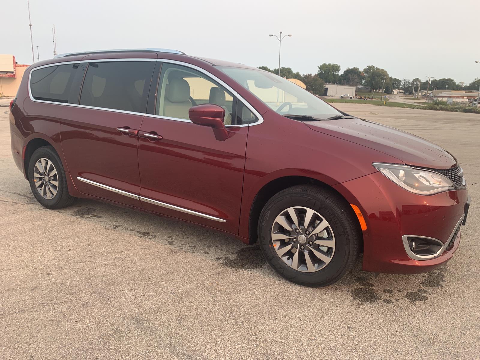 Chrysler pacifica touring l